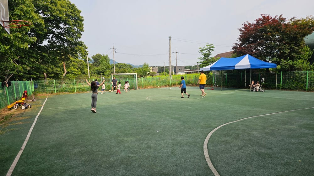 운동장에서 공놀이