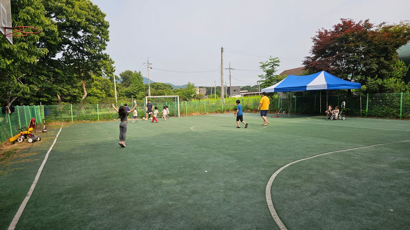 운동장에서 공놀이
