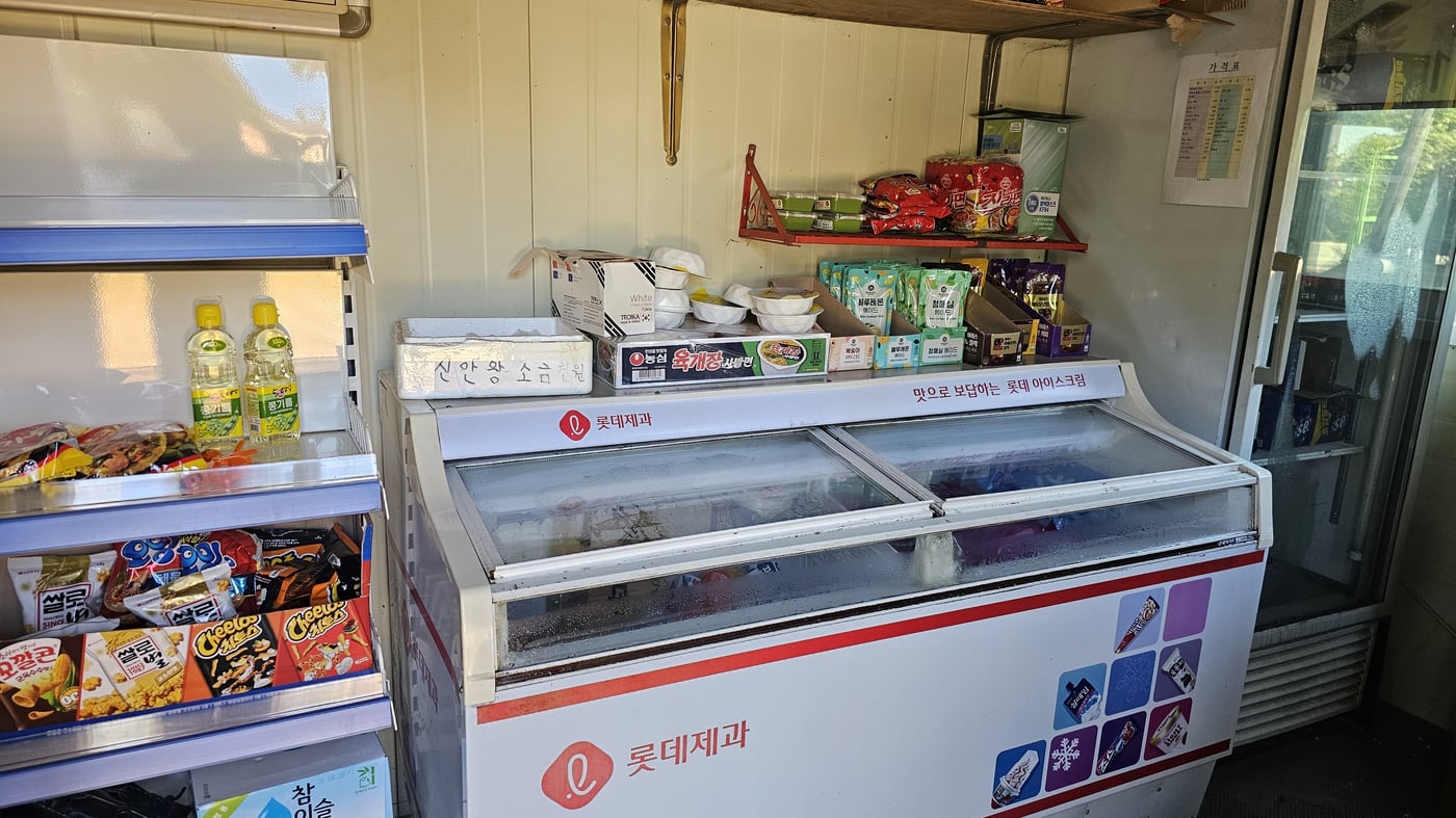 매점 안 과자와 아이스크림 냉동고