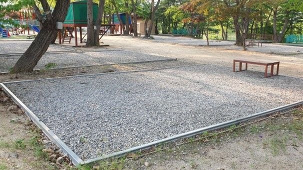 벤치가 놓인 파쇄석 자리