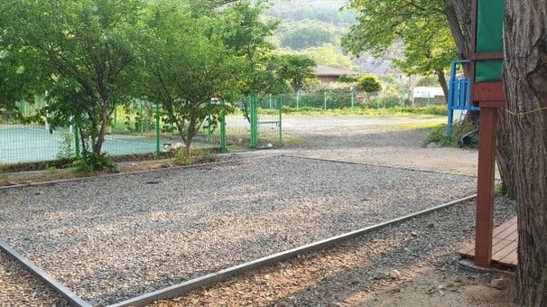 운동장 쪽 파쇄석 자리