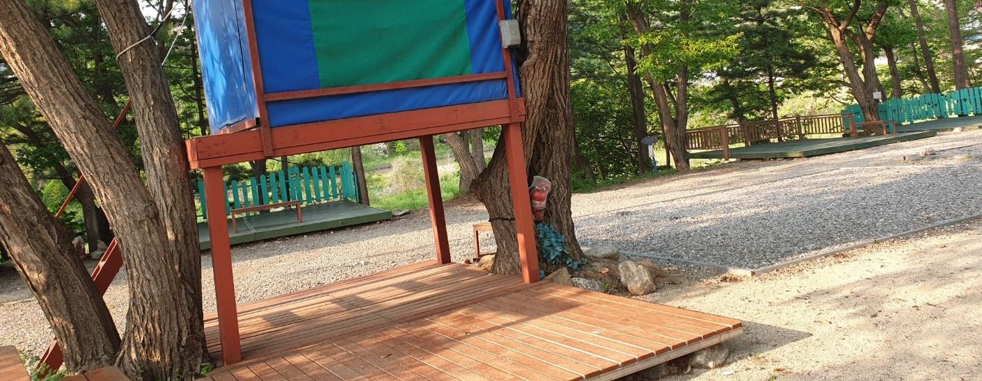2층 방갈로 나무 아래 데크